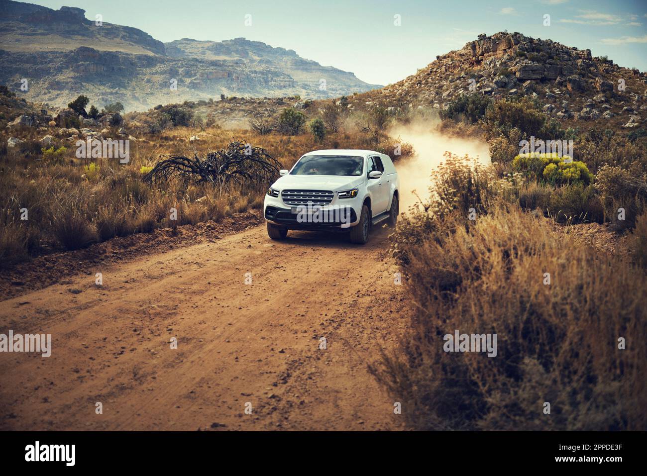 Das Auto fährt auf einer unbefestigten Straße in den Cederberg Mountains Stockfoto