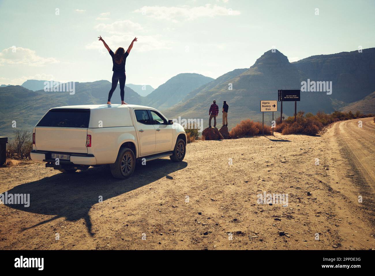 Freunde, die die Cederberg Mountains an sonnigen Tagen von der Straße aus erkunden Stockfoto