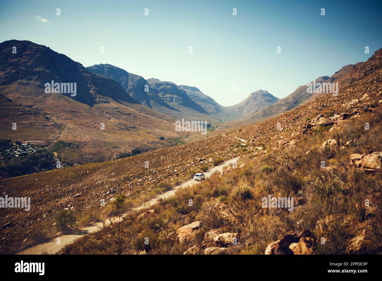 Auto fährt an sonnigen Tagen auf der Straße inmitten der Cederberg Mountains Stockfoto