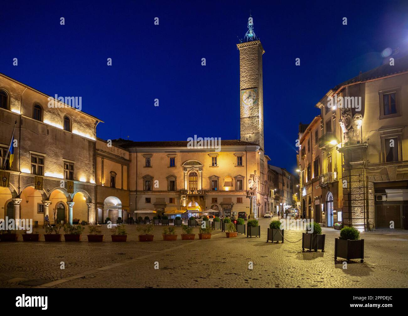 Italien, Latium, Viterbo, leere Piazza del Plebiscito bei Nacht Stockfoto