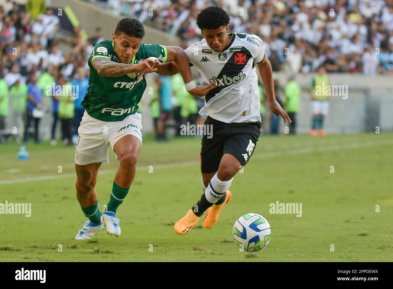 Rio De Janeiro, Brasilien. 23. April 2023. Andrey Santos do Vasco bestreitet das Gebot mit Richard Rios do Palmeiras während des Spiels zwischen Vasco und Palmeiras für die 2. Runde der brasilianischen Meisterschaftsserie A 2023, im Maracana-Stadion diesen Sonntag, 23. 30761 $ (Marcello Dias/SPP) Guthaben: SPP Sport Press Photo. Alamy Live News Stockfoto