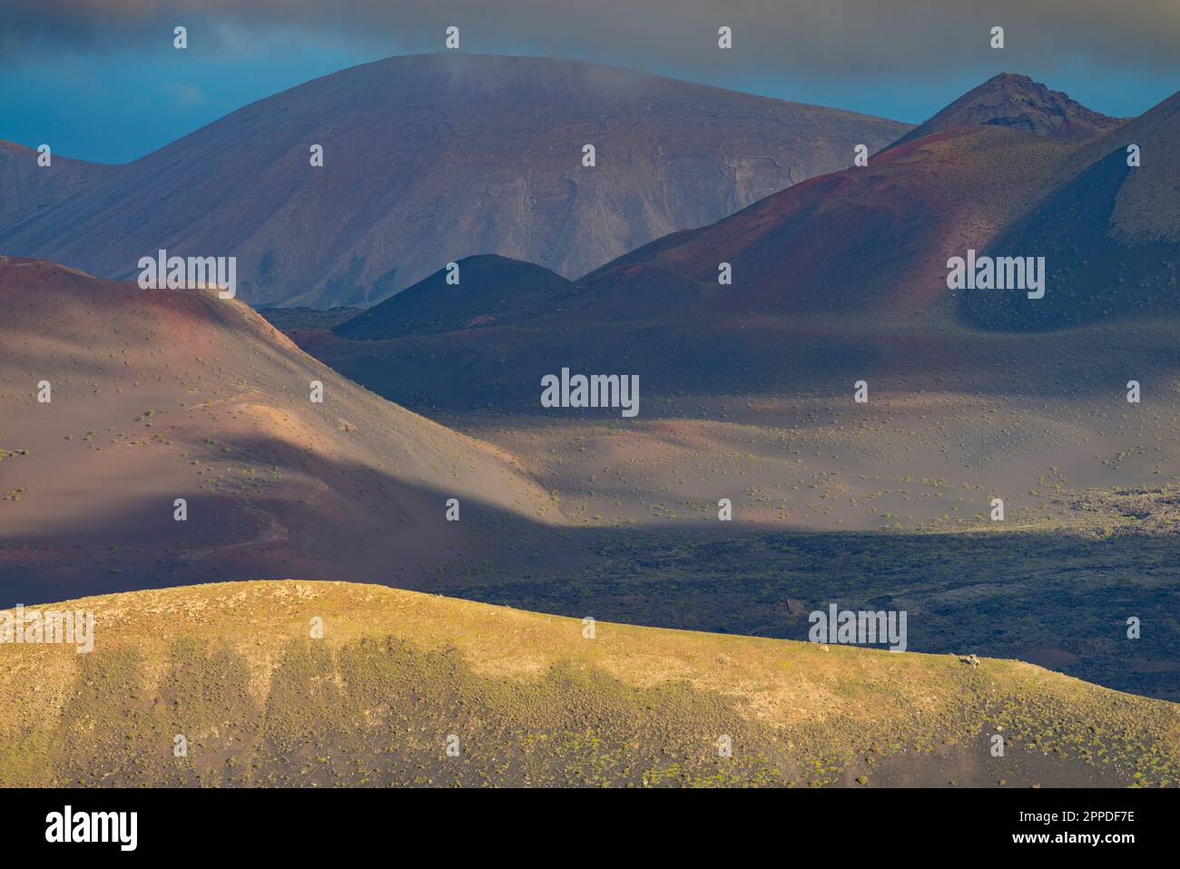 Spanien, Kanarische Inseln, Feuerberge im Timanfaya-Nationalpark bei Sonnenaufgang Stockfoto