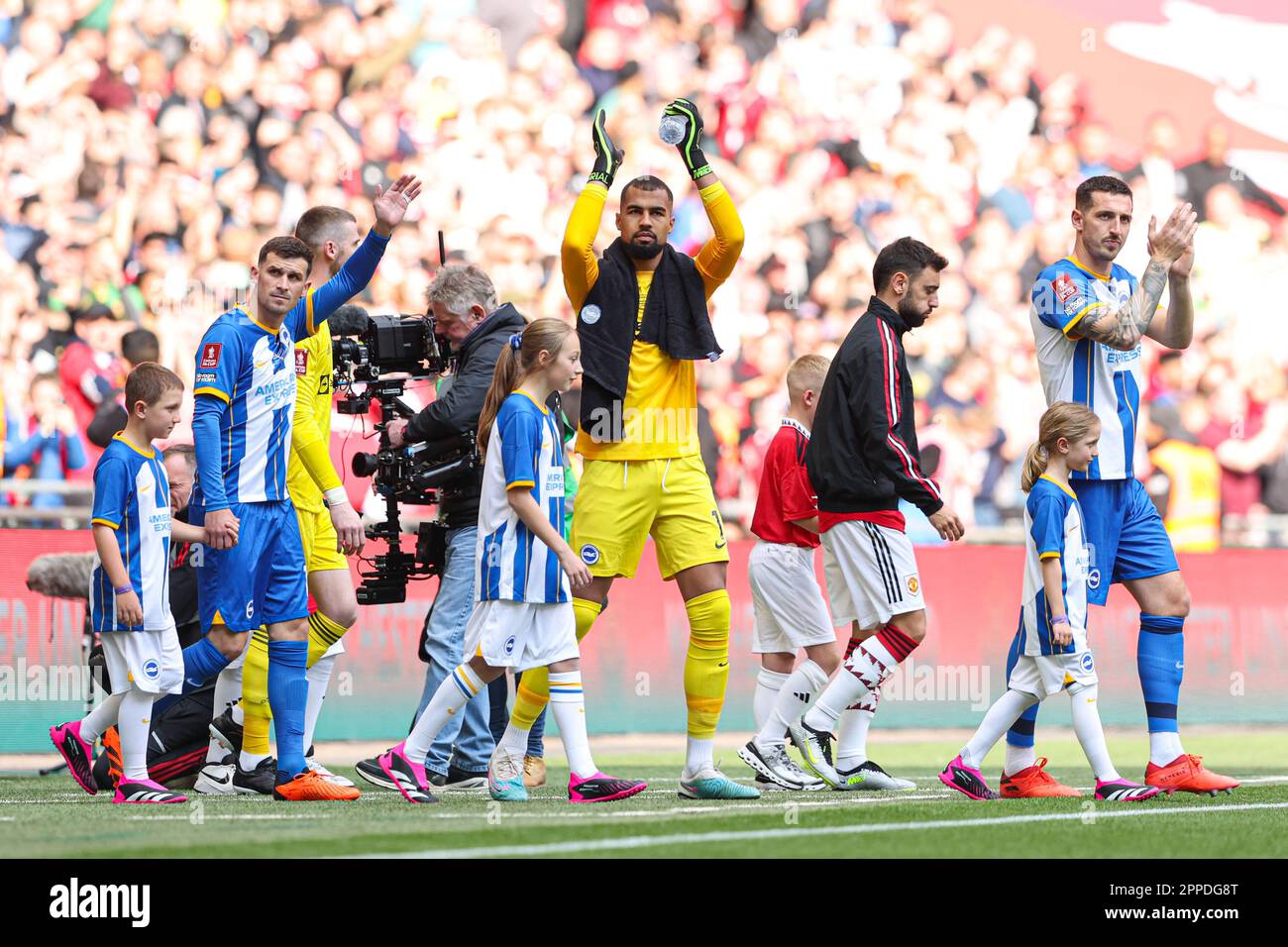 London, Großbritannien. 23. April 2023. Pascal Gross von Brighton und Hove Albion (links), Robert Sanchez von Brighton und Hove Albion (Mitte) und Lewis Dunk von Brighton und Hove Albion (rechts) gehen für das FA Cup-Spiel im Wembley Stadium, London. Das Bild sollte lauten: Kieran Cleeves/Sportimage Credit: Sportimage Ltd/Alamy Live News Stockfoto