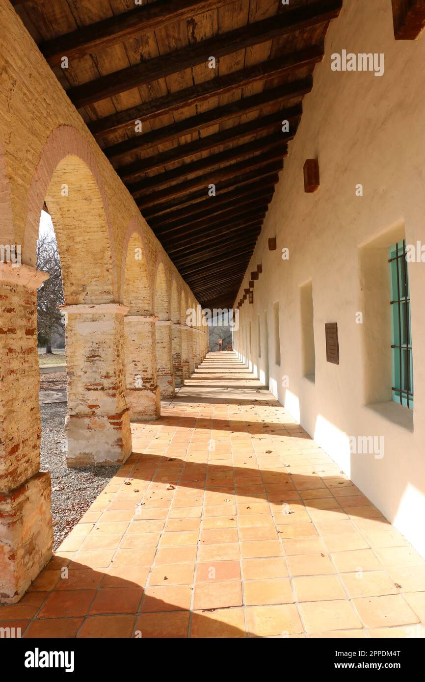 Die lange Kolonade in der Mission San Antonio de Padua, Jolon CA. Gegründet 1771. Die isolierteste der Missionen, die von Junipero Serra gegründet wurden. Stockfoto