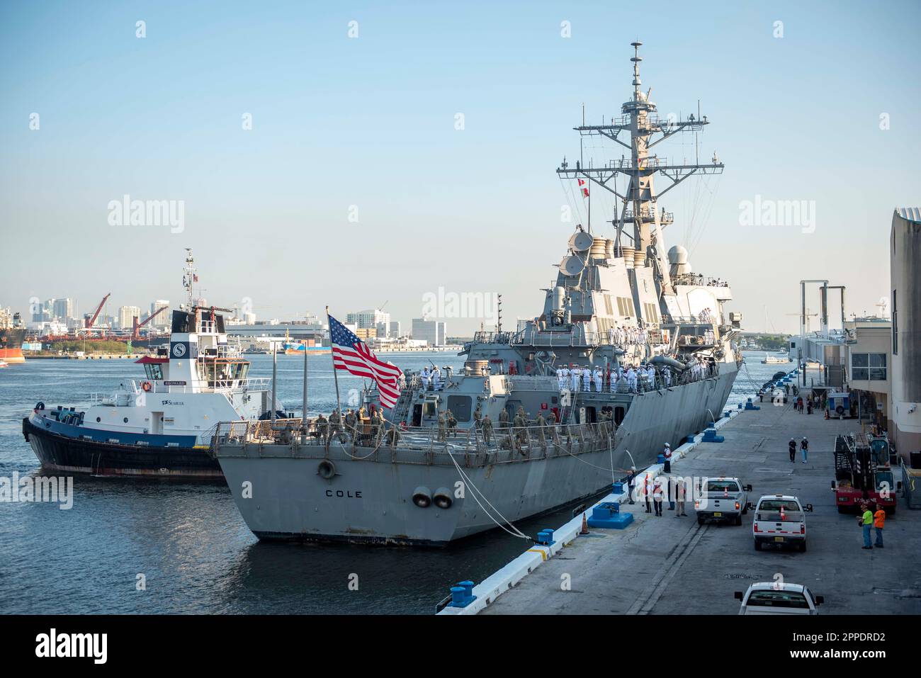 PORT EVERGLADES, Florida (23. April 2023) der Arleigh-Burke-Class-Guided-Missile Destroyer USS Cole (DDG 67) trifft im Hafen für die Fleet Week Port Everglades in Fort Lauderdale, Florida, ein. Dieses Jahr findet die Port Everglades-Flottenwoche 32. statt. Die Flottenwoche wird seit 1990 von den Broward Navy Days und anderen militärischen Hilfsorganisationen ausgerichtet, die 2020 und 2021 durch COVID unterbrochen wurden. (USA Marinefoto von Mass Communication Specialist 2. Class Zachary D. Behrend) Stockfoto