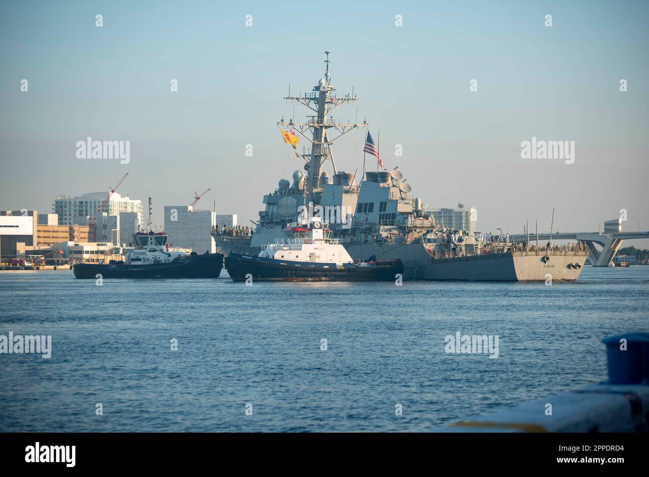 PORT EVERGLADES, Florida (23. April 2023) der Arleigh-Burke-Class-Guided-Missile Destroyer USS Cole (DDG 67) trifft im Hafen für die Fleet Week Port Everglades in Fort Lauderdale, Florida, ein. Dieses Jahr findet die Port Everglades-Flottenwoche 32. statt. Die Flottenwoche wird seit 1990 von den Broward Navy Days und anderen militärischen Hilfsorganisationen ausgerichtet, die 2020 und 2021 durch COVID unterbrochen wurden. (USA Marinefoto von Mass Communication Specialist 2. Class Zachary D. Behrend) Stockfoto
