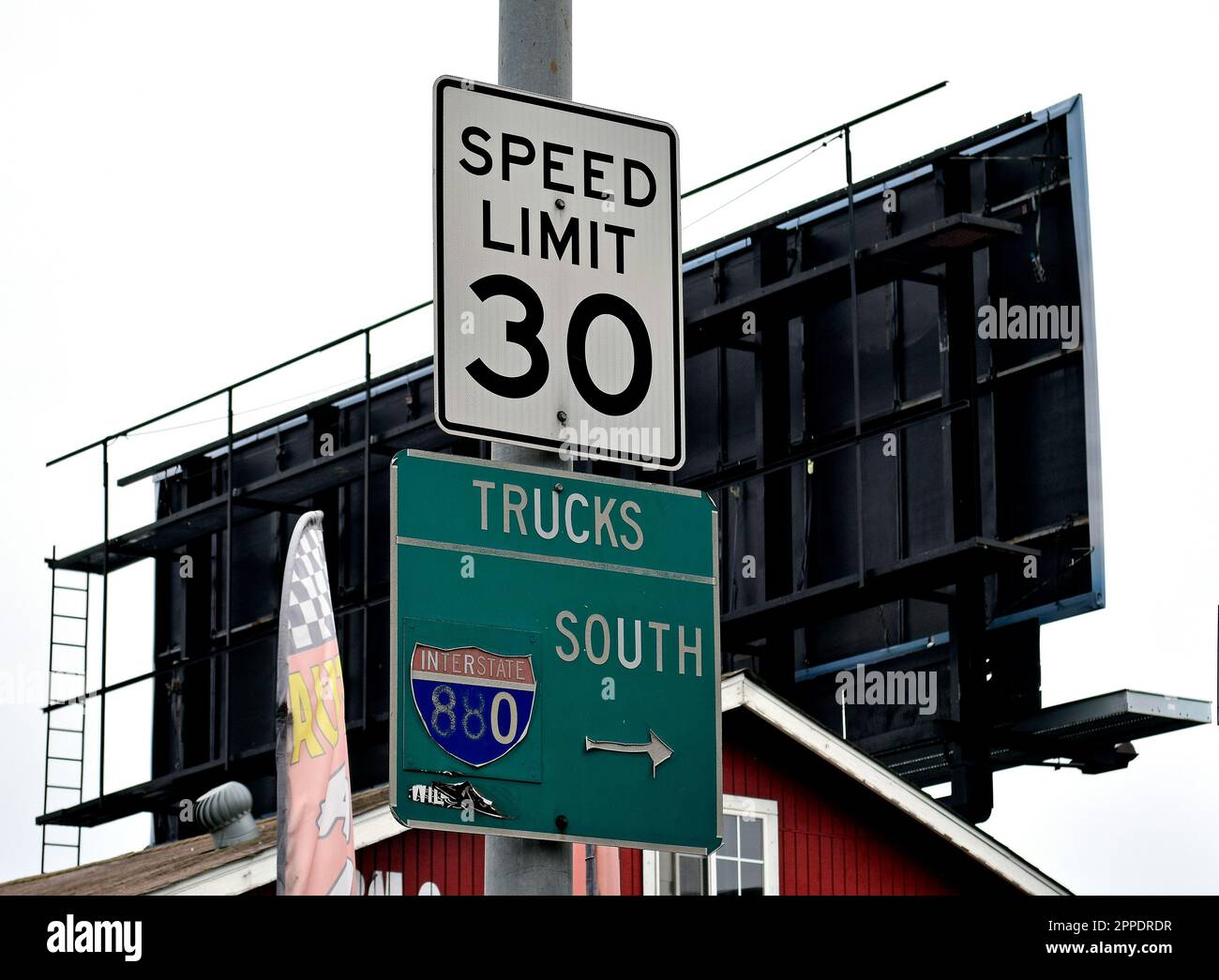 Geschwindigkeitsbegrenzung von 30 km/h und Straßenschilder in Richtung 880 in Kalifornien Stockfoto