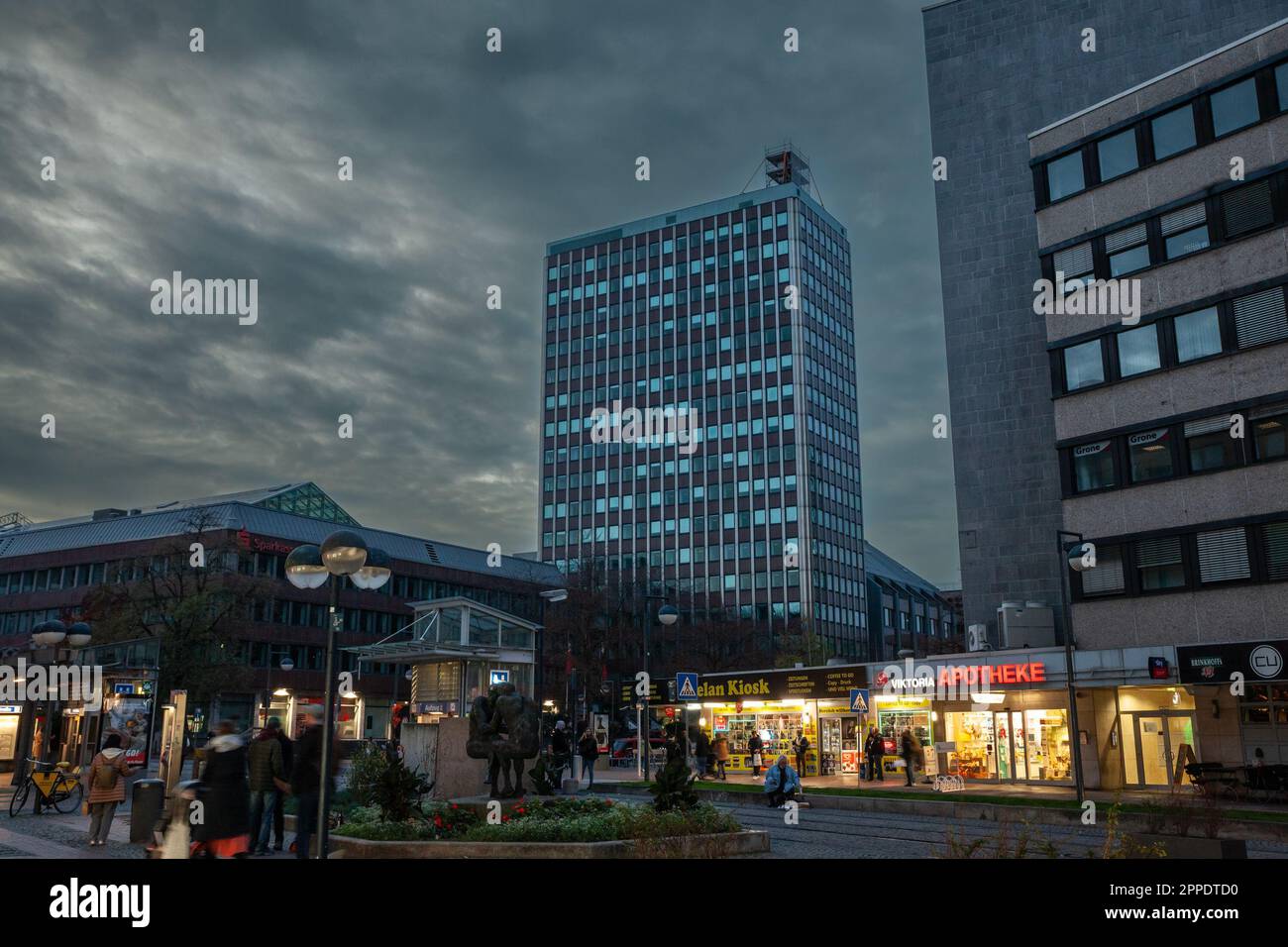 Bild einer typischen Fußgängerzone im Stadtzentrum von Dortmund bei Abenddämmerung, mit Geschäften und Boutiquen mit Geschäfts- und Finanzhimmel Stockfoto