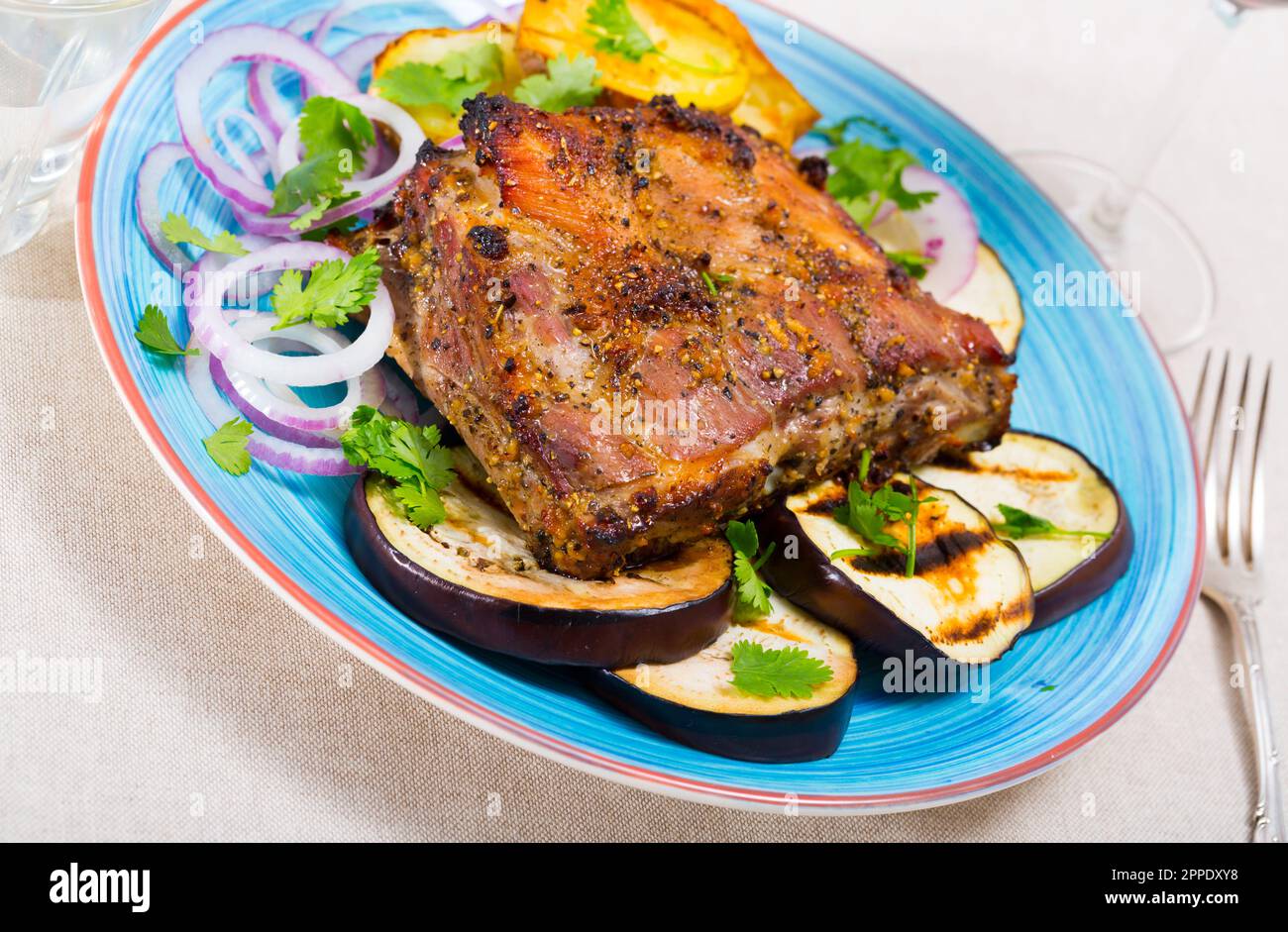 Gebratenes schweinefleisch carre mit Gemüse Stockfoto