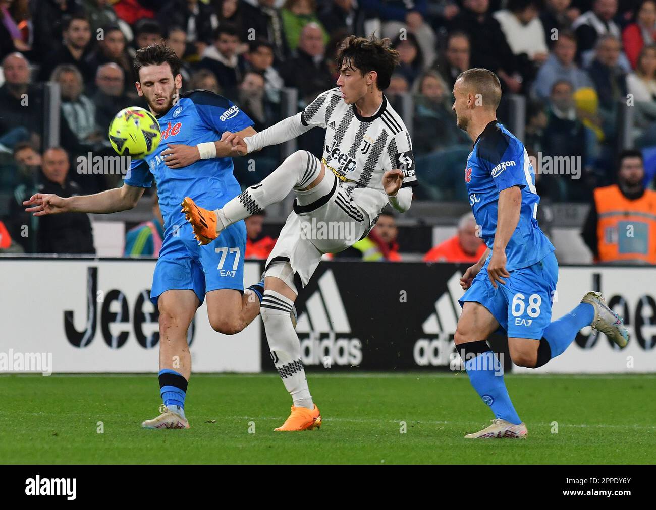Turin, Italien. 23. April 2023. Neapels Khvicha Kvaratskhelia (L) und Stanislav Lobotka (R) wetteifern mit Juventus' Matias Soule während eines Fußballspiels der Serie A zwischen dem FC Juventus und Neapel in Turin, Italien, am 23. April 2023. Kredit: Federico Tardito/Xinhua/Alamy Live News Stockfoto