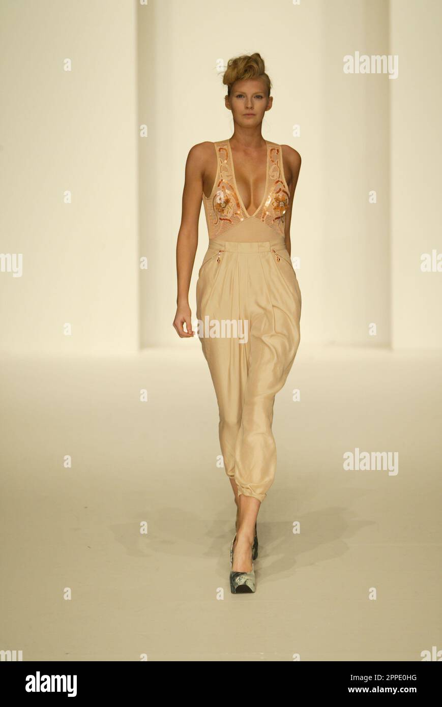 Model 2010 Rosemount Sydney Fashion Festival - Alice McCall - 4. Tag - Catwalk Sydney, Australien - 26.08.10 Uhr Stockfoto