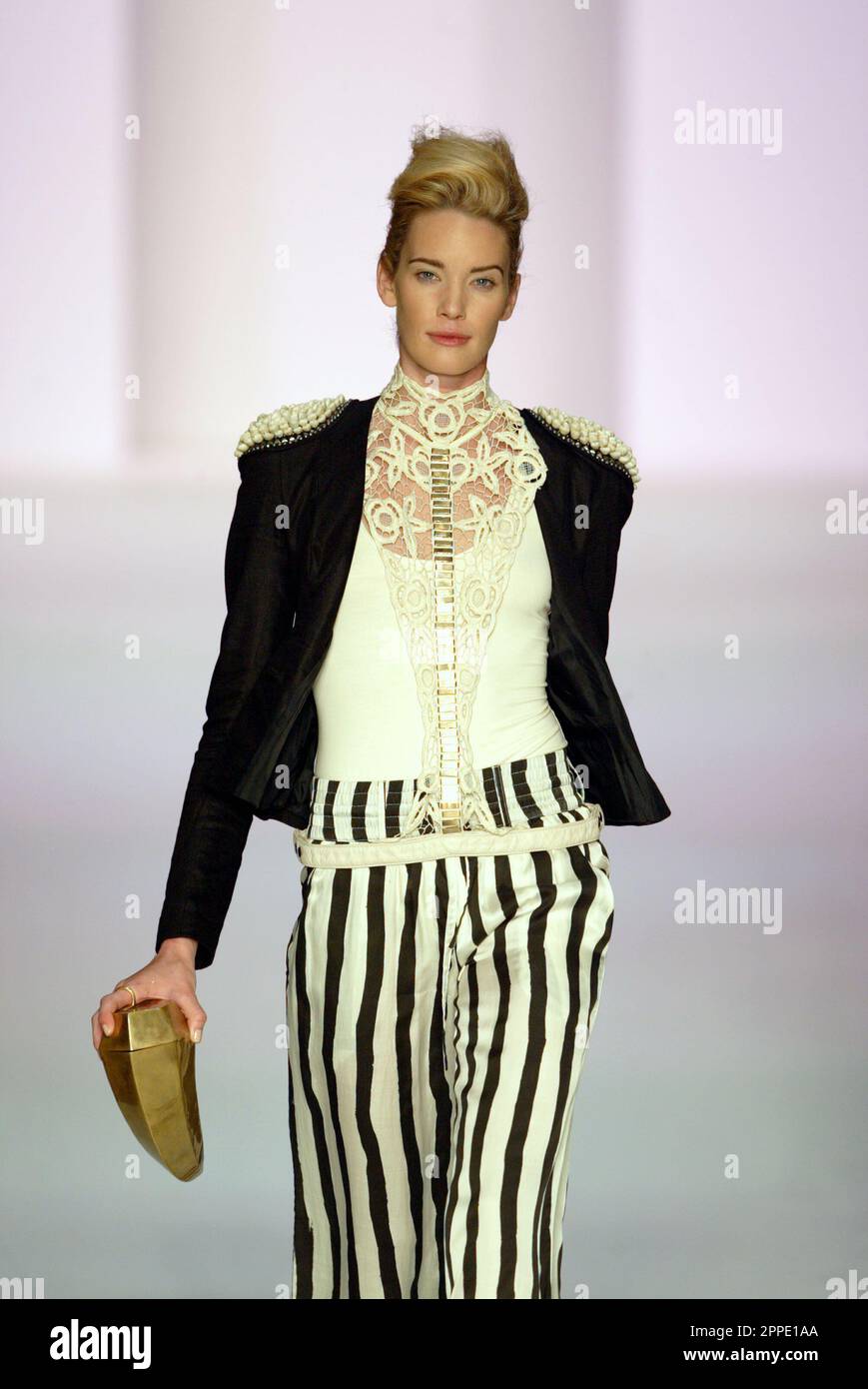 Modellieren Sie die Galaeröffnung am ersten Tag des Rosemount Sydney Fashion Festivals (2328 Modellieren Sie die Galaeröffnung am ersten Tag des Rosemount Sydney Fashion Festivals (2328