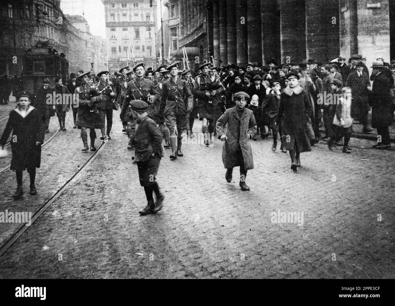 Schottische Armeepirnen marschierten 1919 in Köln während der alliierten Besetzung des Rheinlandes. Nach WW1 besetzten die Alliierten das linke Rheinufer 11 Jahre lang. Stockfoto