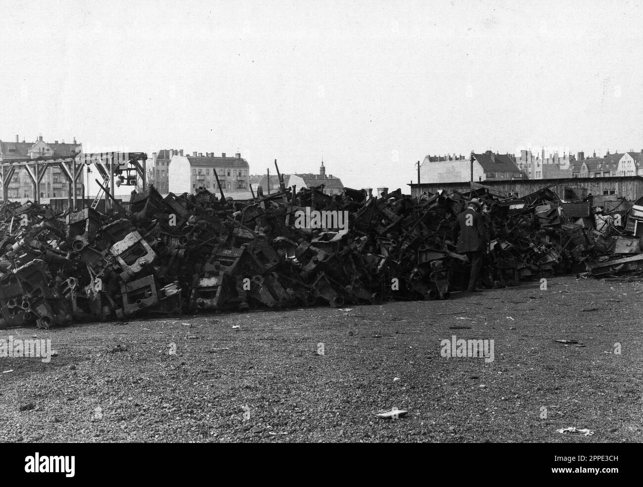 Zerstörung deutscher Munition und Artillerie im Jahre 1919 während der alliierten Besetzung des Rheinlandes. Nach WW1 besetzten die Alliierten das linke Rheinufer 11 Jahre lang. Stockfoto