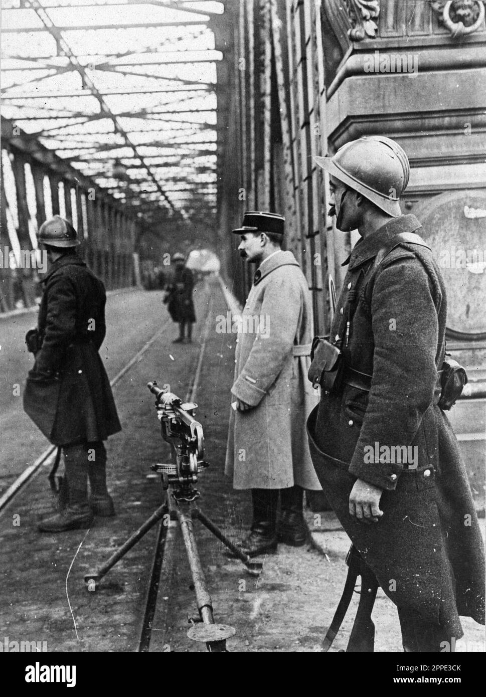 Französische Soldaten bewachten die Rheinbrücke in Straßburg im Jahr 1919 während der alliierten Besetzung des Rheinlandes im Jahr 1919. Nach WW1 besetzten die Alliierten das linke Rheinufer 11 Jahre lang. Stockfoto