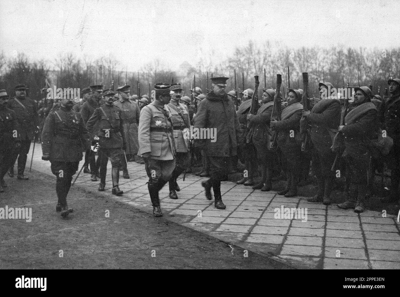 Amerikanischer General Joseph Dickman mit den französischen Generälen Charles Mangin und Augustein Gérard inspiziert die Truppen amerikanischer Soldaten, die 1919 während der alliierten Besetzung des Rheinlandes in Coblenz bohren. 1919. Nach WW1 besetzten die Alliierten das linke Rheinufer 11 Jahre lang. Stockfoto