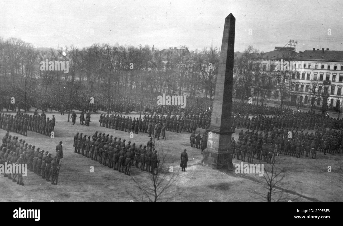 1919 in Koblenz während der alliierten Besetzung des Rheinlandes bohren amerikanische Soldaten. 1919. Nach WW1 besetzten die Alliierten das linke Rheinufer 11 Jahre lang. Stockfoto