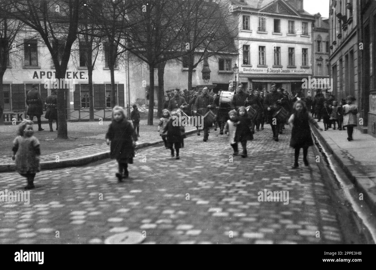 Armeeband aus der 165. Infanterie marschiert 1919 in einer deutschen Stadt während der alliierten Besetzung des Rheinlandes. Nach WW1 besetzten die Alliierten das linke Rheinufer 11 Jahre lang. Stockfoto