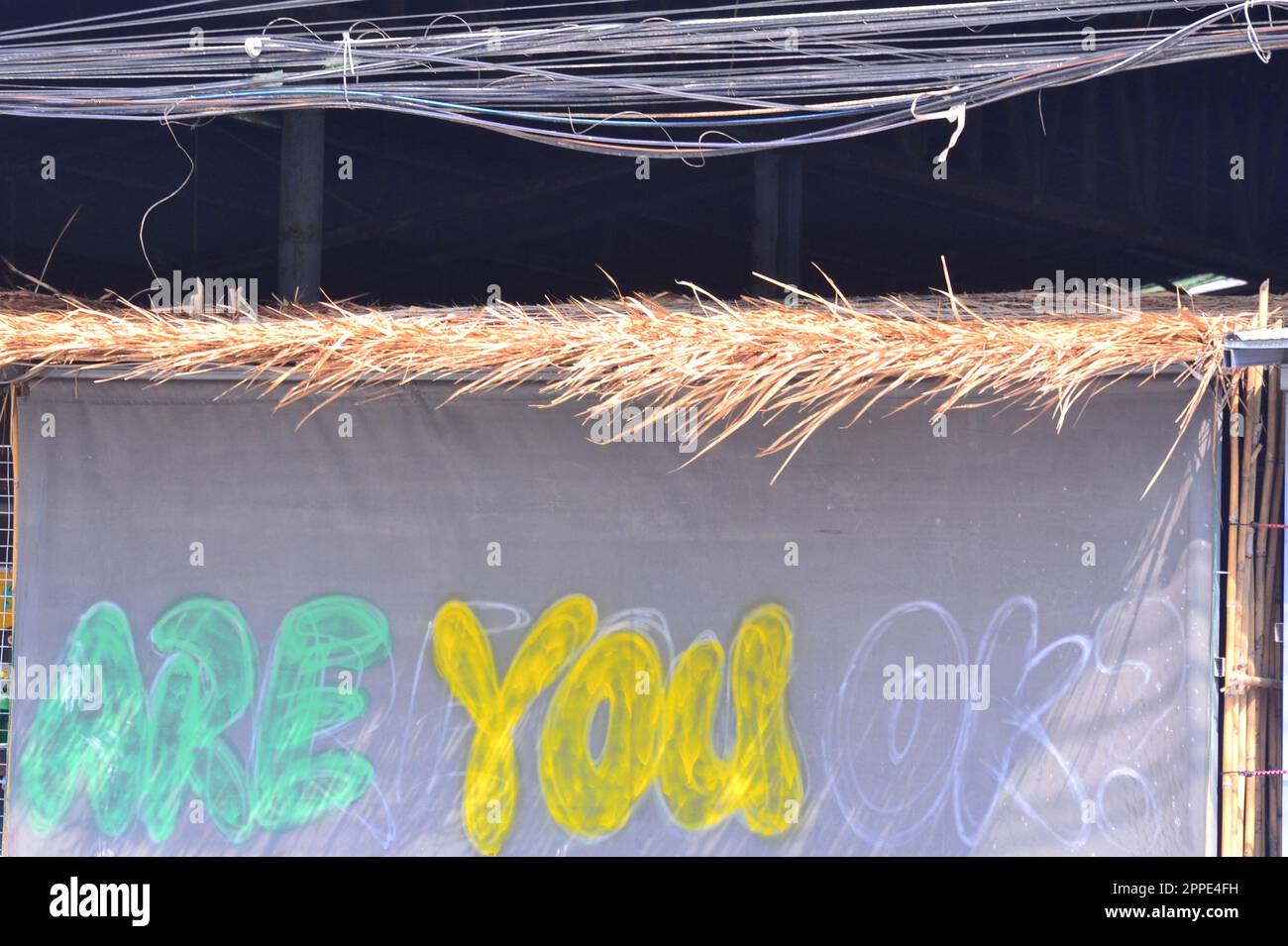 Auf einem großen handgeschriebenen Schild in Großbuchstaben steht: „ARE YOU OK“ an der Beach Road in Pattaya, Thailand. Die Färbung in ist unbehandelt. Stockfoto