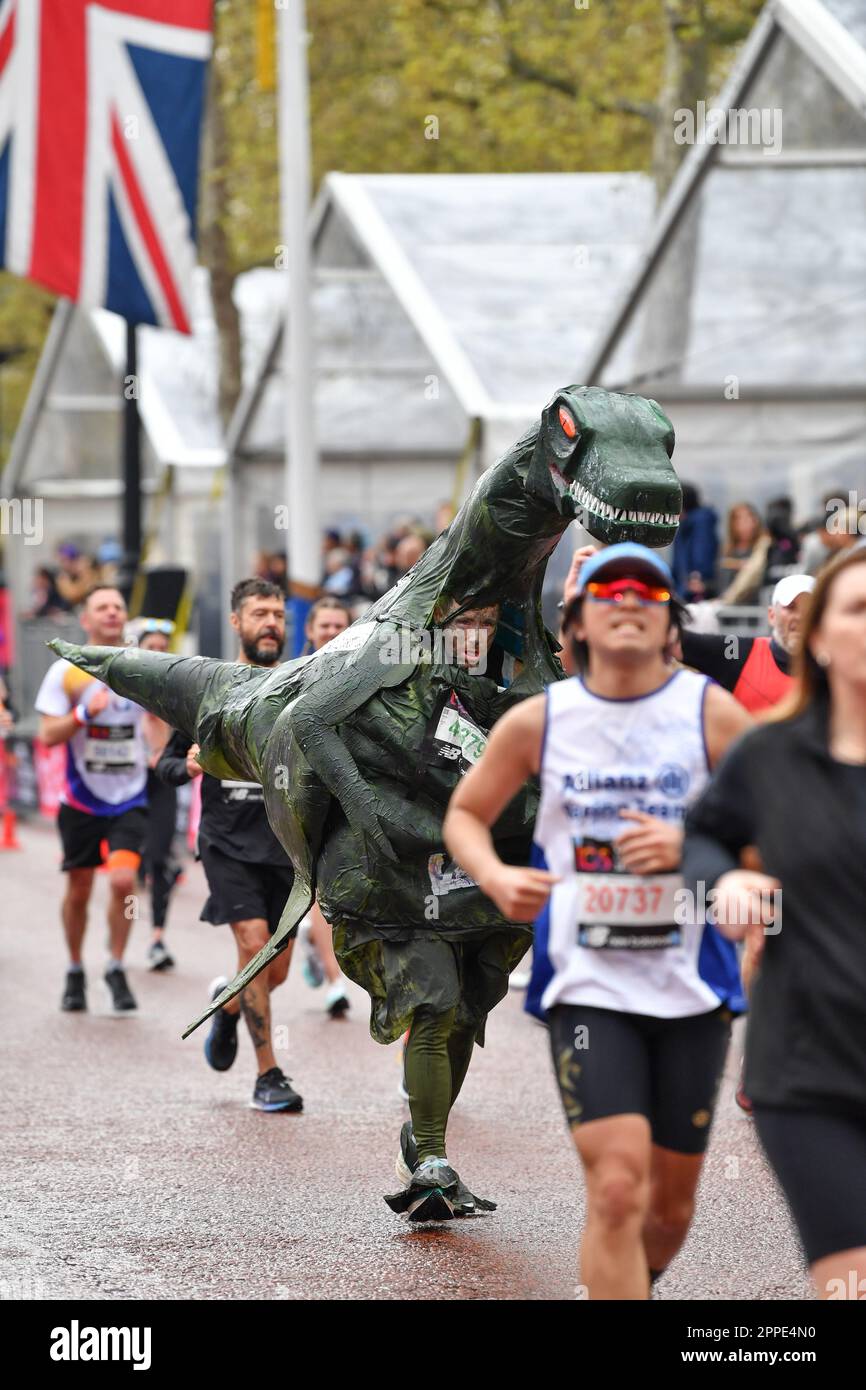 London, Großbritannien. 23. April 2023. TCS 2023 London Marathon; Ein Dinosaurier schließt den Lauf ab, ohne aussterben zu müssen. Credit: Action Plus Sports/Alamy Live News Stockfoto