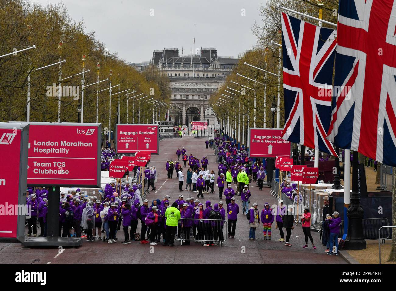 London, Großbritannien. 23. April 2023. TCS 2023 London Marathon; eine Armee von Freiwilligen bereitet sich darauf vor, die Finder der Mall Credit: Action Plus Sports/Alamy Live News zu begrüßen Stockfoto