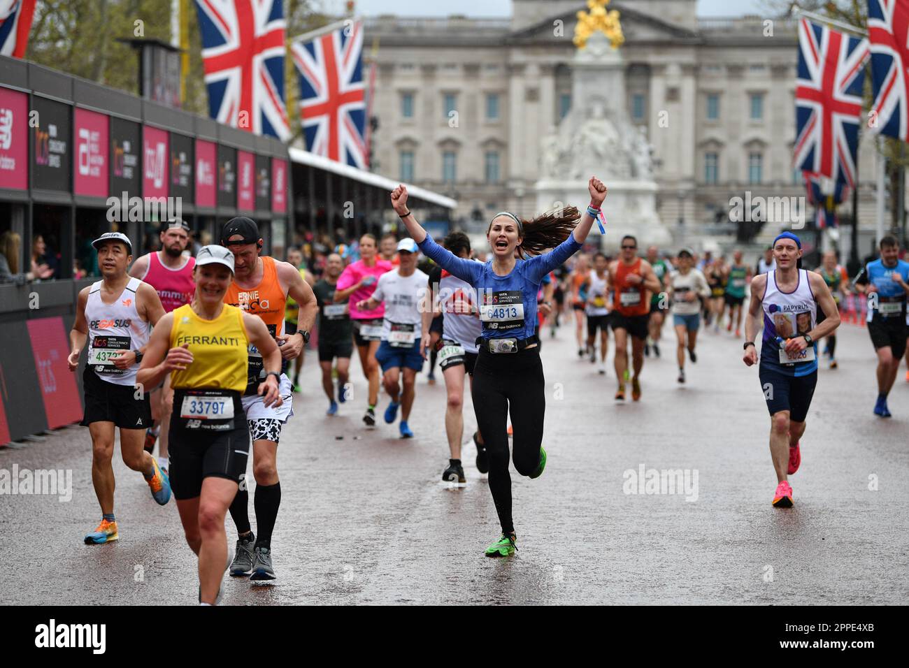 London, Großbritannien. 23. April 2023. TCS 2023 London Marathon; Läufer feiern das Ende der allgemeinen Kategorie Marathon Credit: Action Plus Sports/Alamy Live News Stockfoto