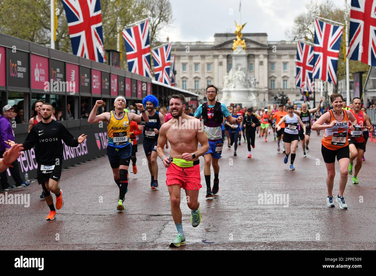 London, Großbritannien. 23. April 2023. TCS 2023 London Marathon; Läufer feiern den Marathon trotz des Pain Credit: Action Plus Sports/Alamy Live News Stockfoto