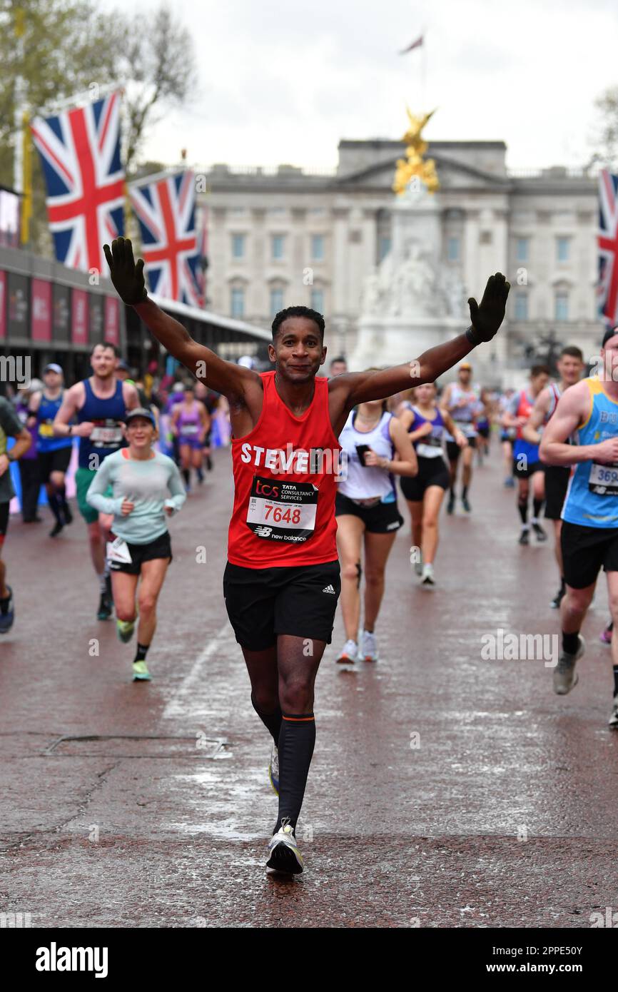 London, Großbritannien. 23. April 2023. TCS 2023 London Marathon; Läufer feiern den Marathon in der allgemeinen Kategorie Credit: Action Plus Sports/Alamy Live News Stockfoto