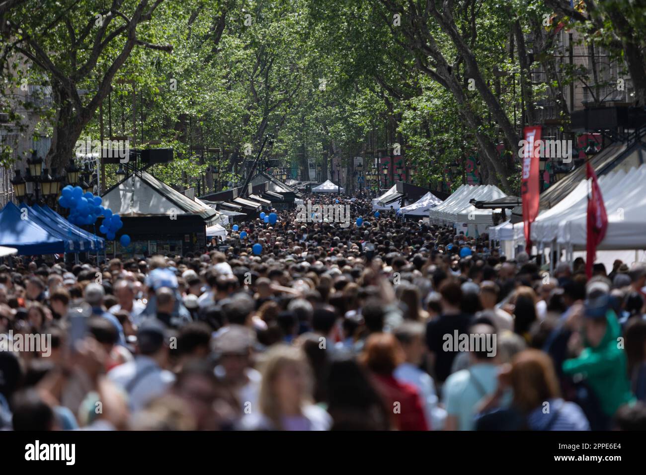 Barcelona, Spanien. 23. April 2023. Eine riesige Menschenmenge wird auf den Ramblas von Barcelona mit verschiedenen Ständen gesehen, an denen Menschen während des Tages von „Sant Jordi“ Bücher kaufen können. Jeden 23. April feiert Katalonien eine der wichtigsten Traditionen des Gebiets, den Tag des „Sant Jordi“. An diesem Tag tauschen Katalonier Bücher und Rosen mit ihren Lieben aus. Liebe und Literatur werden in ganz Katalonien gefeiert. (Foto von Axel Miranda/SOPA Images/Sipa USA) Guthaben: SIPA USA/Alamy Live News Stockfoto