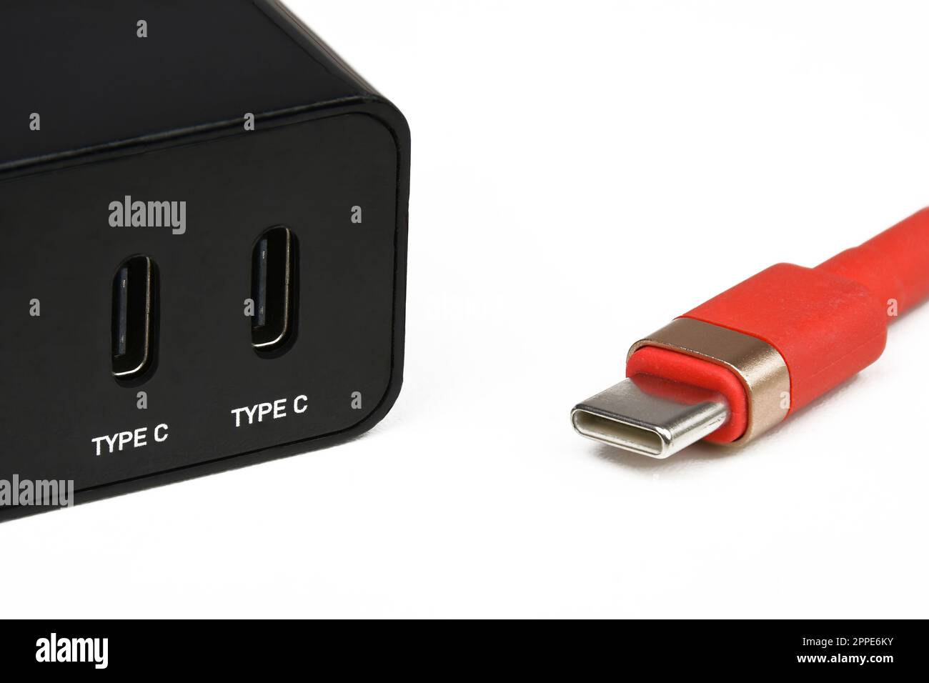 Nahaufnahme eines USB-C-Kabels und eines C-Port-Adapters isoliert auf weißem Hintergrund, Konzept für Mobiltelefonausrüstung. Stockfoto