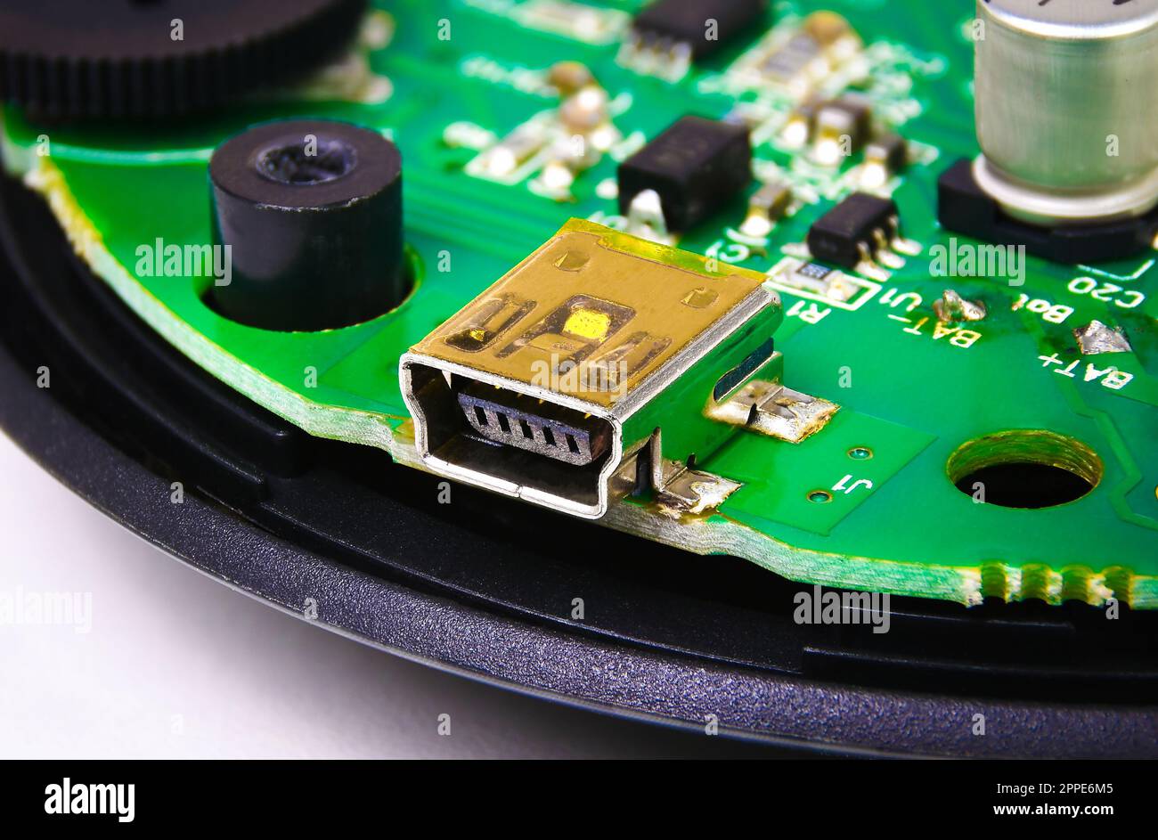 Nahaufnahme eines USB-Anschlusses vom Typ B auf der elektronischen Leiterplatte eines elektrischen Geräts, Elektronikgerätekonzept. Stockfoto