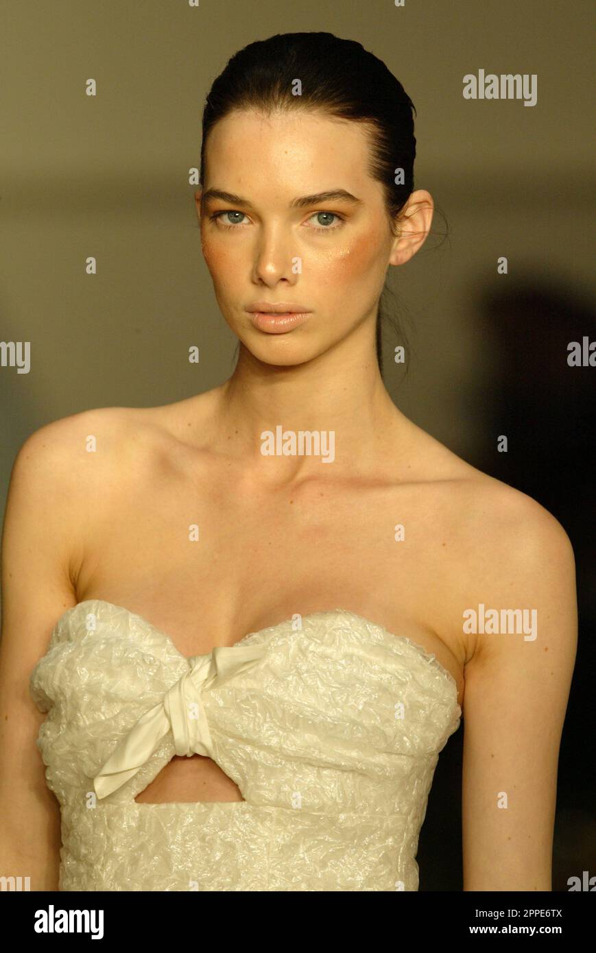 Model das Kaufhaus Myer präsentiert am zweiten Tag des Rosemount Sydney Fashion Festival die Frühjahrs-/Sommerkollektion 2010/11 mit Designs von Fernando Frisoni, Cozi, Leona Edmiston, Jayson Brusdon, Nicola Finetti und anderen bekannten australischen Modedesignern. Sydney Town Hall, Sydney, Australien - 24.08.10 Stockfoto
