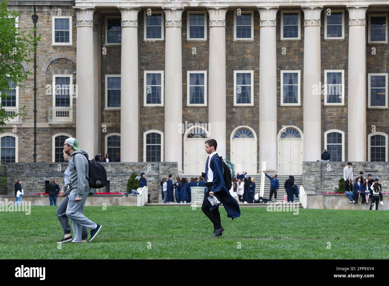 State College, Usa. 23. April 2023. Studenten werden am Sonntag, den 23. April 2023, außerhalb von Old Main auf dem Campus der Penn State University im State College, Pa, gesehen. (Foto: Paul Weaver/Sipa USA) Guthaben: SIPA USA/Alamy Live News Stockfoto