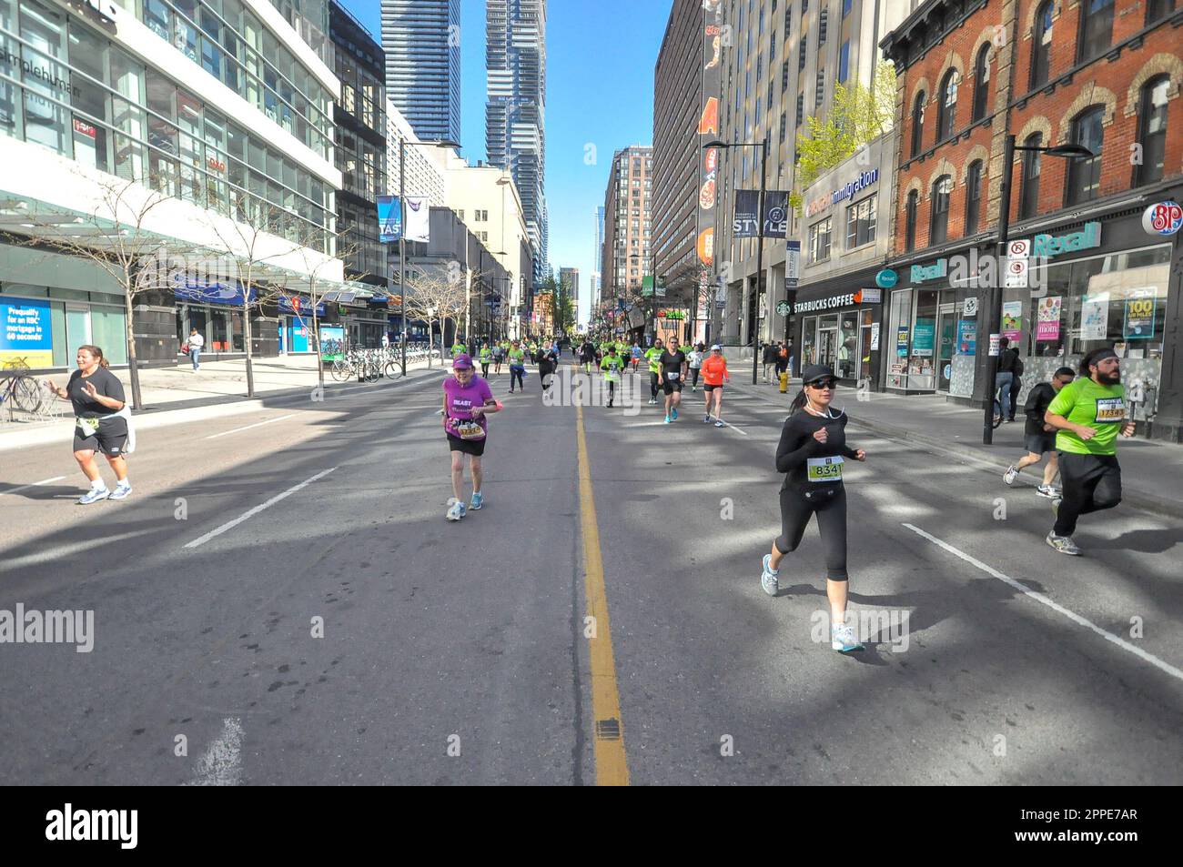 Toronto, ONTARIO, Kanada - 13. Mai 2018: Läufer nehmen am Run 2018 Sporting Life 10k-Wettbewerb in Downtown Toronto Teil Stockfoto