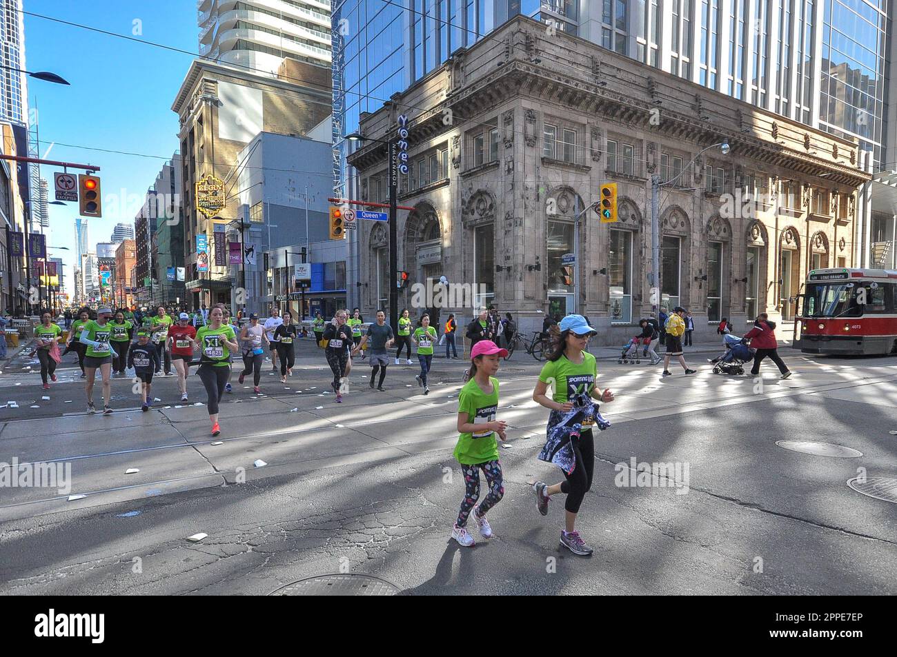Toronto, ONTARIO, Kanada - 13. Mai 2018: Läufer nehmen am Run 2018 Sporting Life 10k-Wettbewerb in Downtown Toronto Teil Stockfoto
