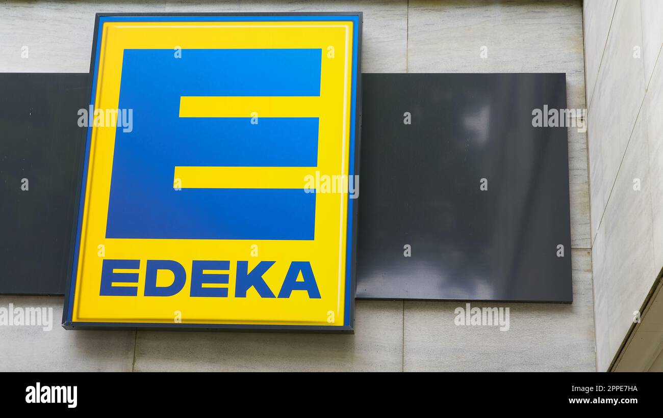 Beleuchtetes Zeichen der deutschen Essensdiscounter Edeka in einer Berliner Niederlassung Stockfoto