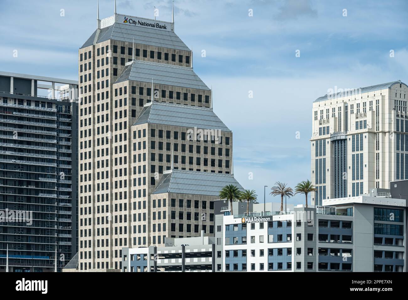 Downtown Orlando, Florida, Skyline mit City National Bank Tower, Orange County Courthouse und MAA Robinson Luxusapartments. Stockfoto