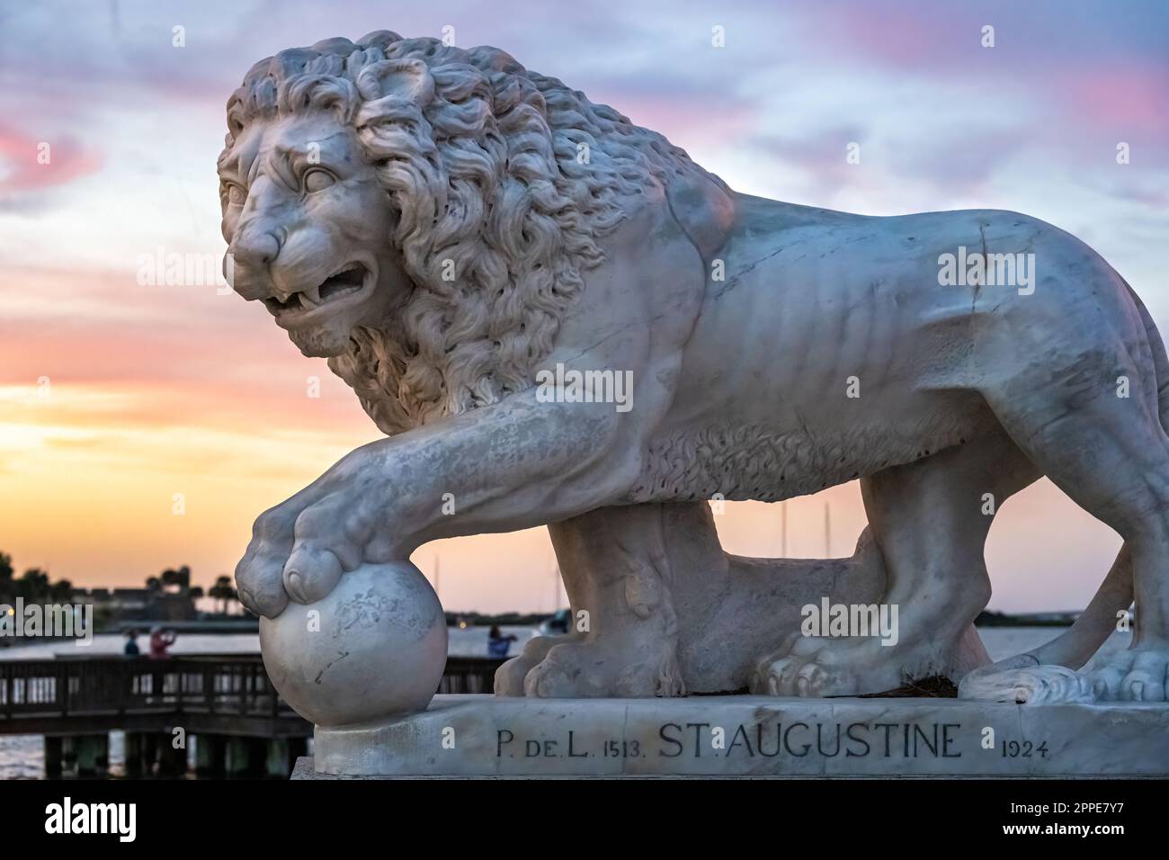 Die Löwenstatue aus Carrara-Marmor an der Bridge of Lions an der Matanzas Bay in der historischen Innenstadt von St. Augustine, Florida. (USA) Stockfoto