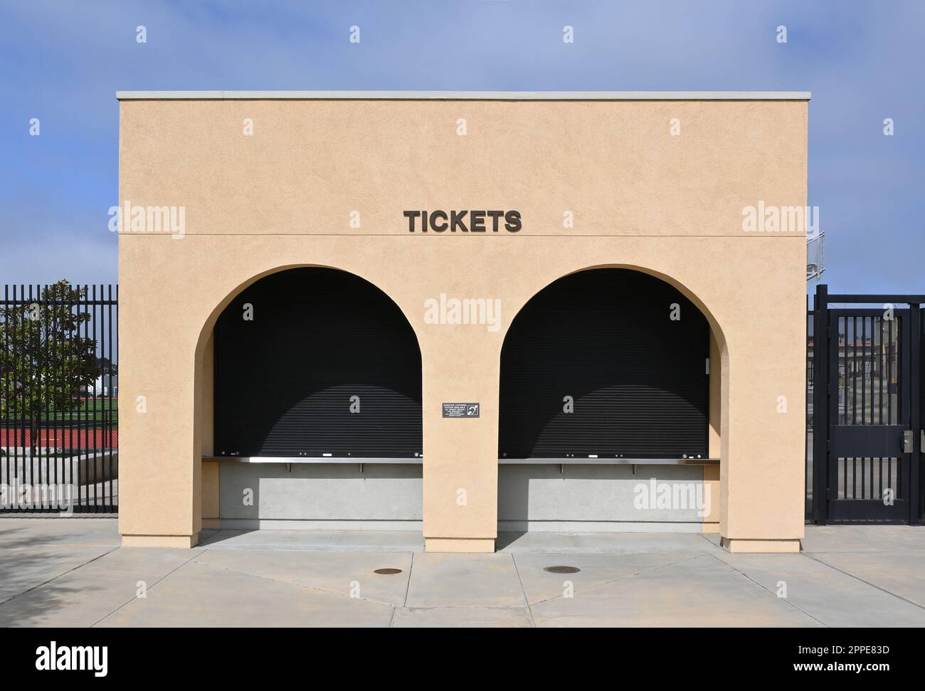 HUNTINGTON BEACH, KALIFORNIEN - 23. April 2023: Ticketschalter am Cap Sheue Field auf dem Campus der Huntington Beach High School. Stockfoto