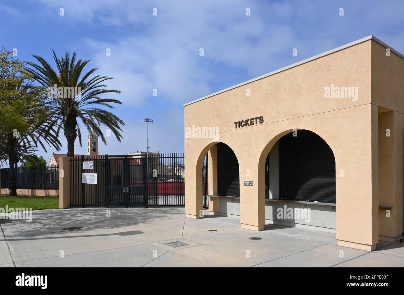 HUNTINGTON BEACH, KALIFORNIEN - 23. April 2023: Ticketschalter am Cap Sheue Field auf dem Campus der Huntington Beach High School. Stockfoto