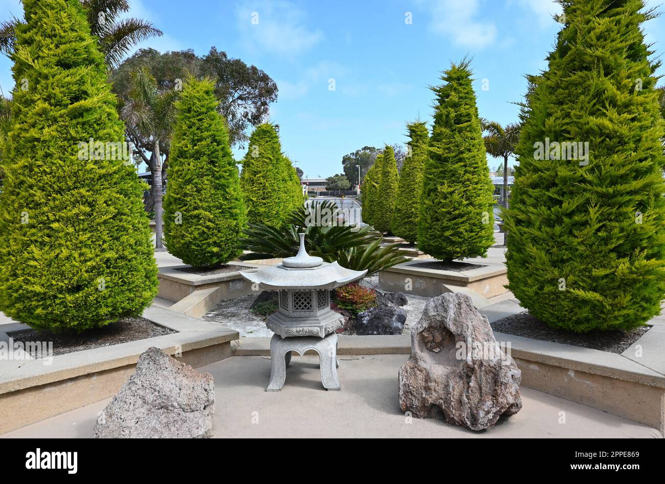 HUNTINGTON BEACH, KALIFORNIEN - 23. April 2023: Japanische Steinlaterne und Garten im Huntington Beach Civic Center. Stockfoto