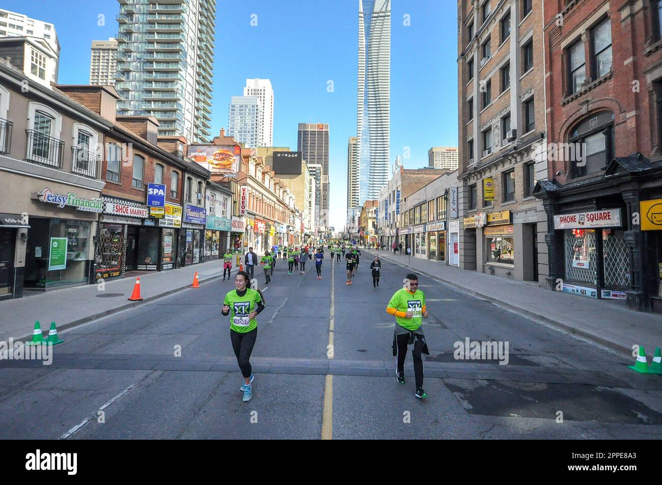 Toronto, ONTARIO, Kanada - 13. Mai 2018: Läufer nehmen am Run 2018 Sporting Life 10k-Wettbewerb in Downtown Toronto Teil Stockfoto