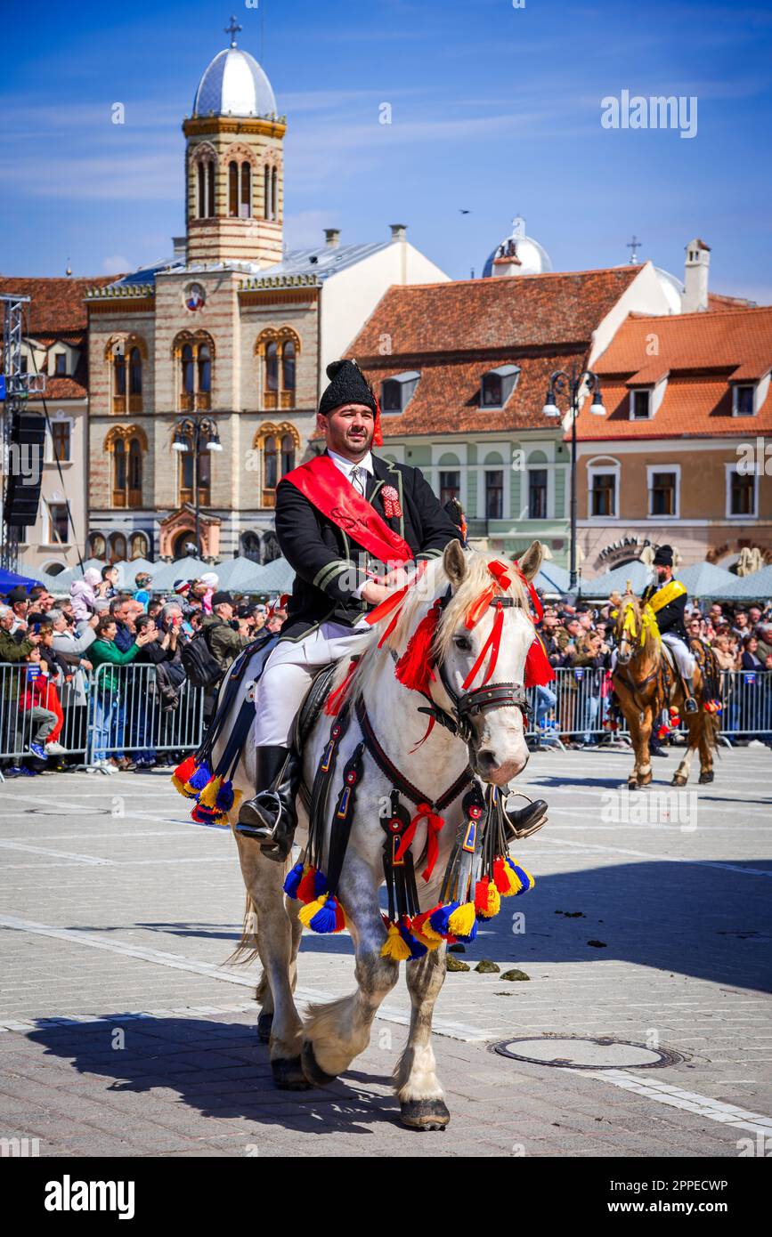 Brasov, Rumänien - 23. April 2023. „Junii Brasovului“ oder „Parada Junilor“, die jedes Jahr Tausende von Touristen aus dem ganzen Land und dem ganzen Land versammeln Stockfoto