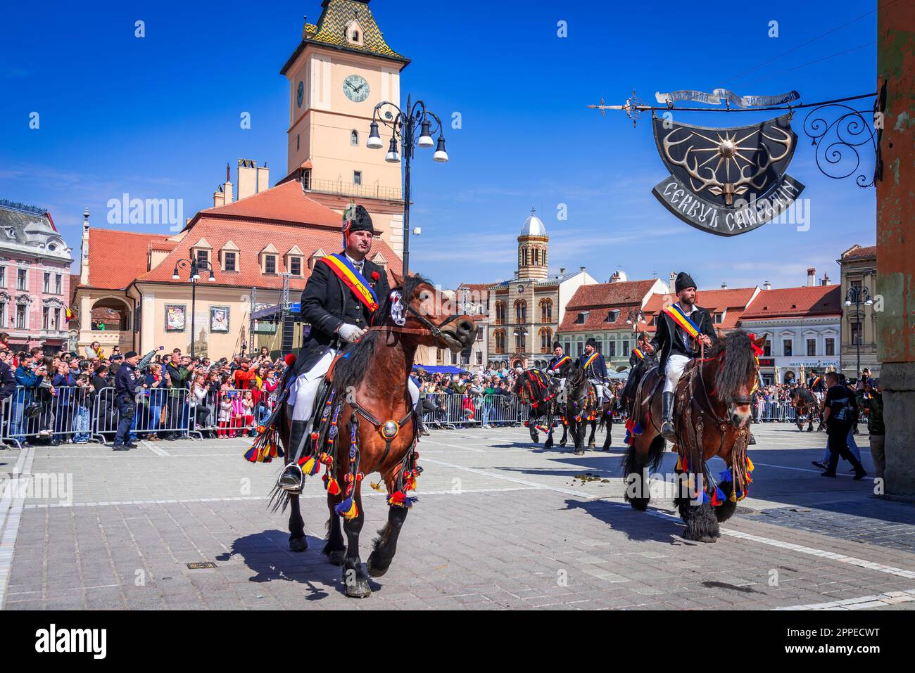 Brasov, Rumänien - 23. April 2023. „Junii Brasovului“ oder „Parada Junilor“, die jedes Jahr Tausende von Touristen aus dem ganzen Land und dem ganzen Land versammeln Stockfoto
