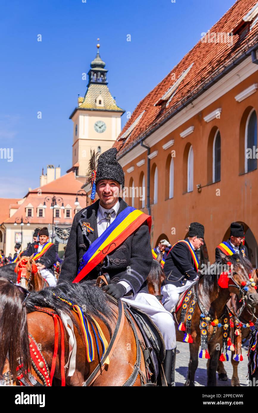 Brasov, Rumänien - 23. April 2023. „Junii Brasovului“ oder „Parada Junilor“, die jedes Jahr Tausende von Touristen aus dem ganzen Land und dem ganzen Land versammeln Stockfoto