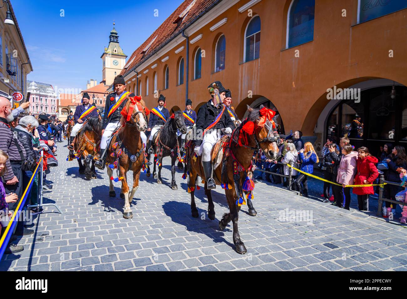 Brasov, Rumänien - 23. April 2023. „Junii Brasovului“ oder „Parada Junilor“, die jedes Jahr Tausende von Touristen aus dem ganzen Land und dem ganzen Land versammeln Stockfoto