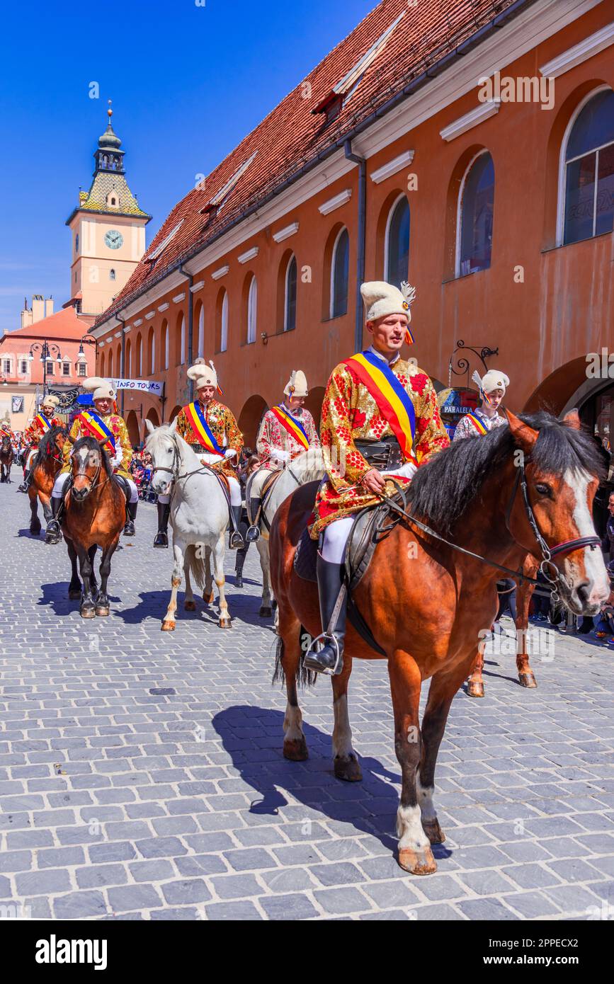 Brasov, Rumänien - 23. April 2023. „Junii Brasovului“ oder „Parada Junilor“, die jedes Jahr Tausende von Touristen aus dem ganzen Land und dem ganzen Land versammeln Stockfoto