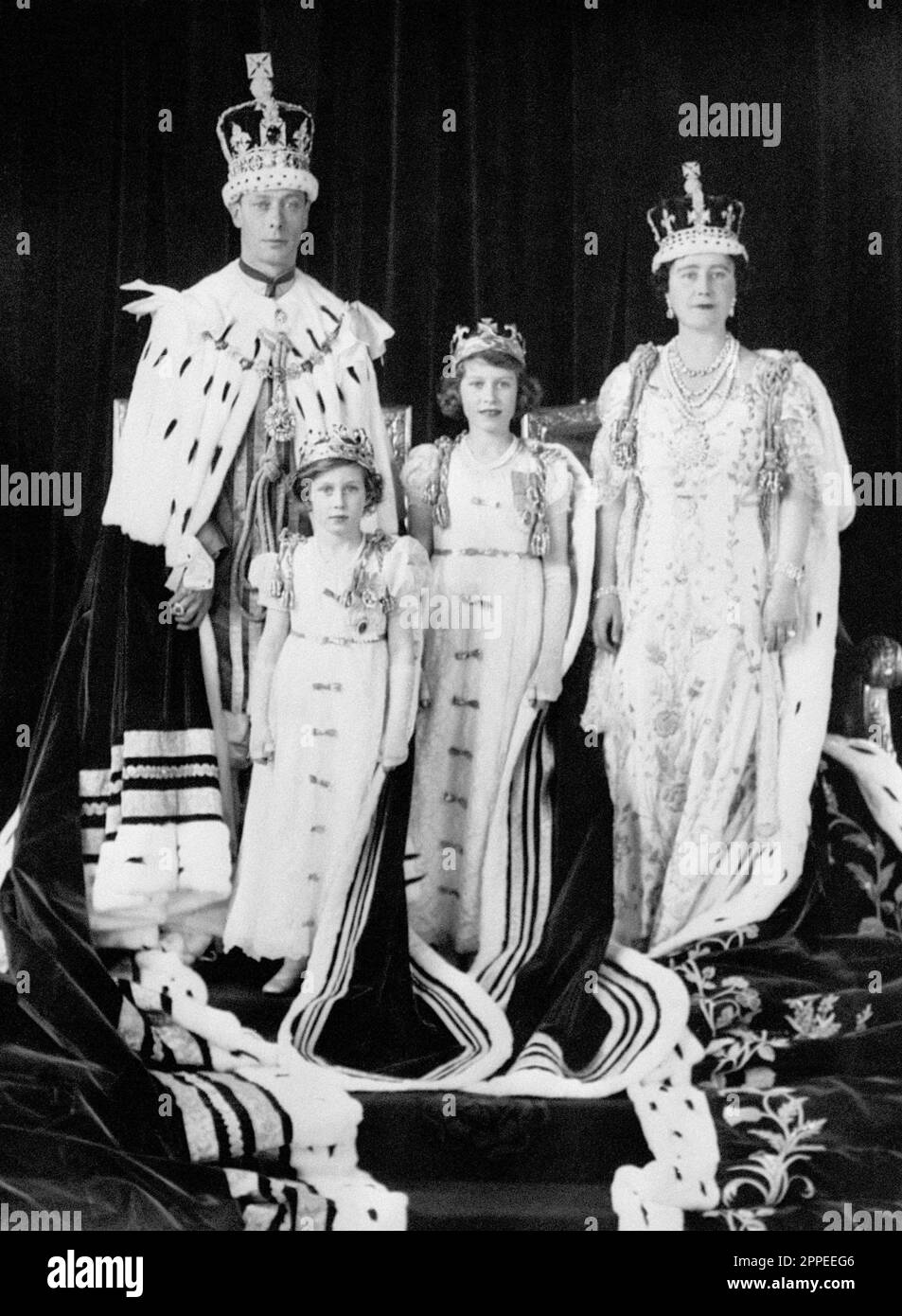 Datei Foto vom 12.05/37 von König George VI. Und Königin Elizabeth mit ihren Töchtern Prinzessin Elizabeth und Prinzessin Margaret Rose nach der Krönung des Herzogs von York als König George VI Die Krönung von König Karl III. Findet am 6. Mai in einer Zeremonie statt, die in 1.000 Jahre Geschichte mündet. Der König wird mit der historischen St. Edward's Krone gekrönt - mit der auch seine Mutter, Königin Elizabeth II., gekrönt wurde. Ausgabedatum: Montag, 24. April 2023. Stockfoto