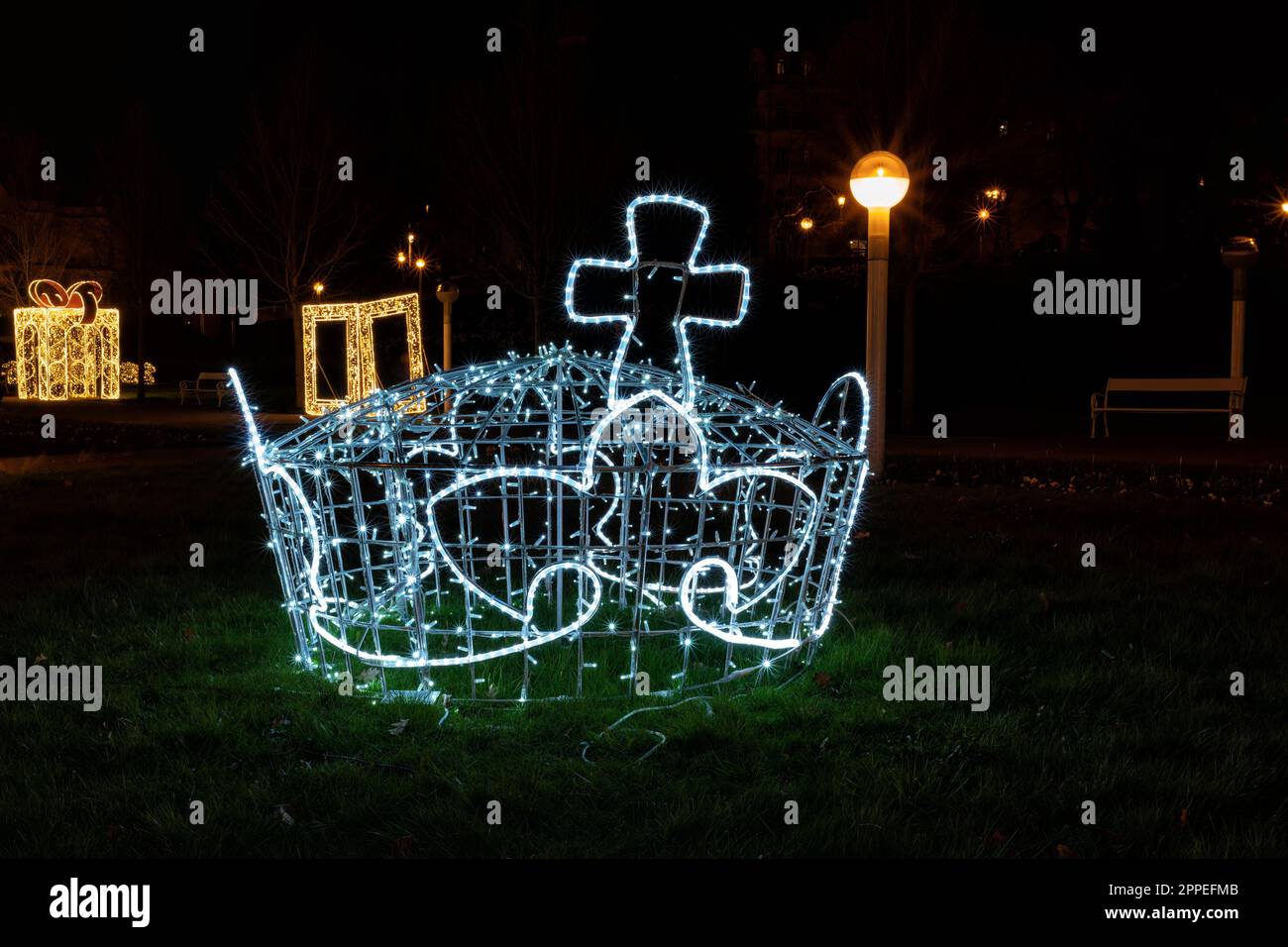 LICHTBELICHTUNG DECOLED im Zentrum des Kurorts Mariánské Lázně (Marienbad) - Hauptkolonnade Stockfoto