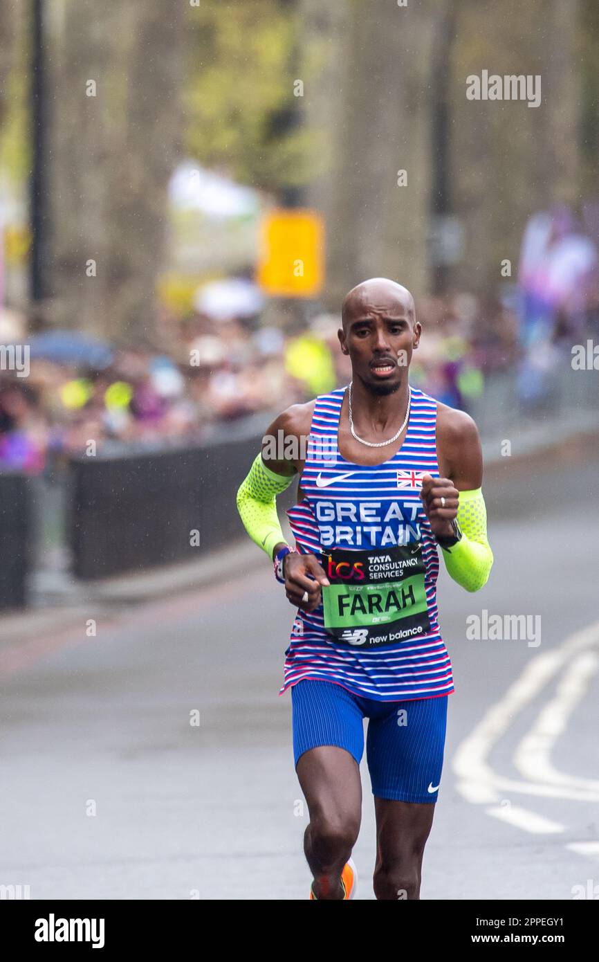 Westminster, London, Großbritannien. 23. April 2023. Sir Mo Farah läuft beim London Marathon in Westminster. Sir Mo kam 9. bei seinem letzten London-Marathon und hat angekündigt, dass er im September in Rente gehen wird. Es war eindeutig ein emotionaler Tag für Sir Mo. Tausende von Menschen folgten der Route und jubelten laut, als er durch Westminster lief. Kredit: Alamy Live News Stockfoto